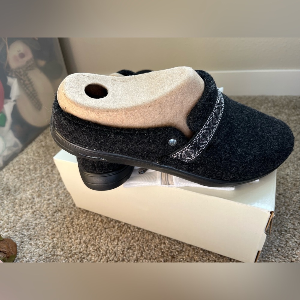 Skechers Arch Fit Lounge Flourish Black/Grey BNIB, Size 8.